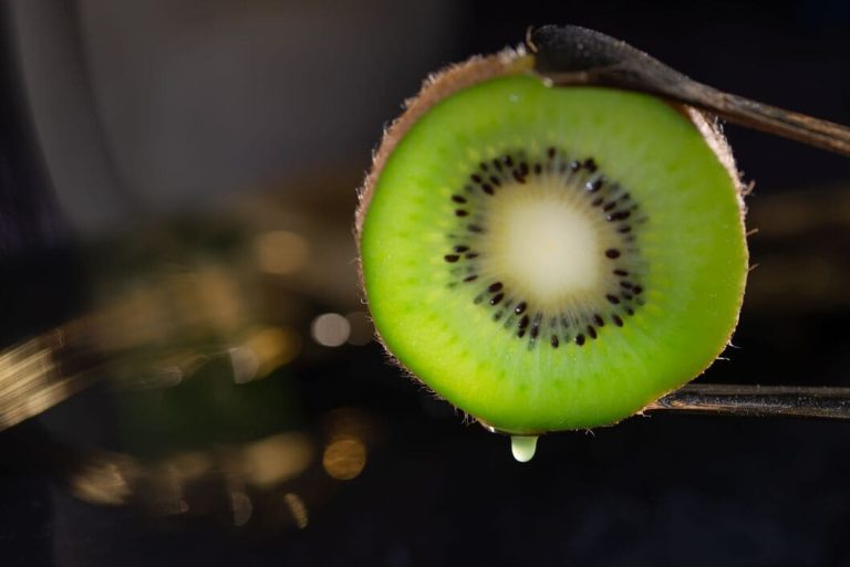 Jakie są korzyści z jedzenia kiwi przed snem