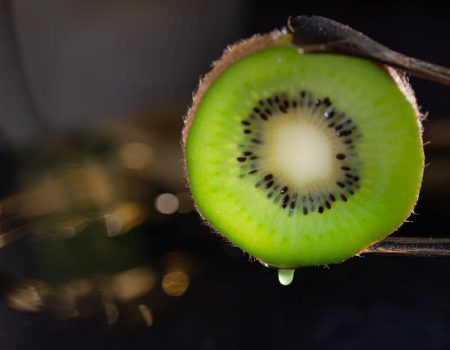 Jakie są korzyści z jedzenia kiwi przed snem