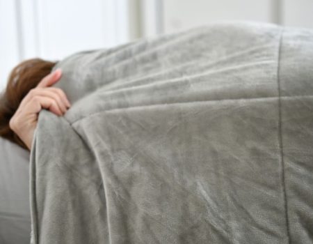 Kołdra obciążeniowa: sensoryczny komfort snu i terapia bezsenności